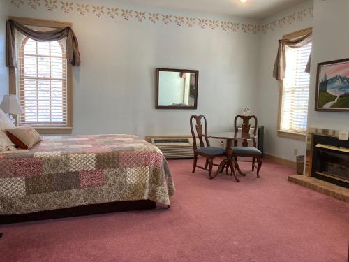 Suite Doble Deluxe - Cama grande del hotel Oak Valley Inn And Suites. Foto 7