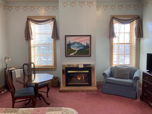 Suite Doble Deluxe - Cama grande del hotel Oak Valley Inn And Suites. Foto 8