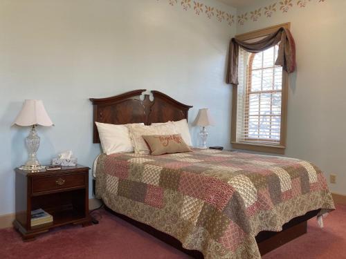 Suite Doble Deluxe - Cama grande del hotel Oak Valley Inn And Suites. Foto 9