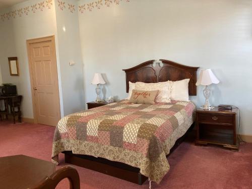 Suite Doble Deluxe - Cama grande del hotel Oak Valley Inn And Suites. Foto 10