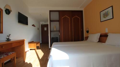 Habitación Doble con vista parcial al mar - 2 camas del hotel Luar. Foto 3