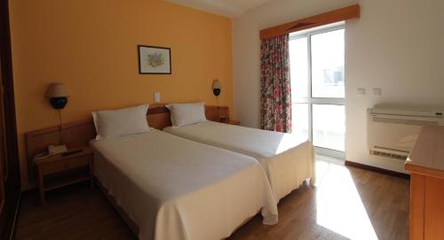 Habitación Doble con vista parcial al mar - 2 camas del hotel Luar. Foto 5