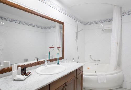 Suite Premium con vistas al mar del hotel Las Aguilas Tenerife, Affiliated By Melia. Foto 5