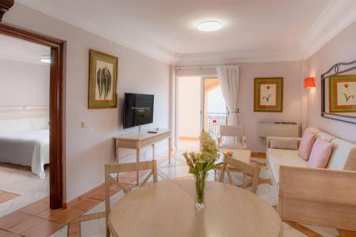 Suite Premium con vistas al mar del hotel Las Aguilas Tenerife, Affiliated By Melia. Foto 3