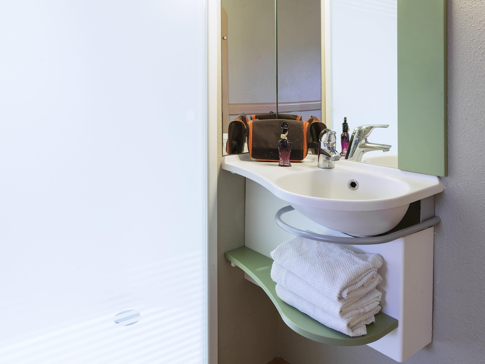 DOBLE - Habitación con una cama grande del hotel Ibis Budget Cabourg Dives Sur Mer. Foto 4