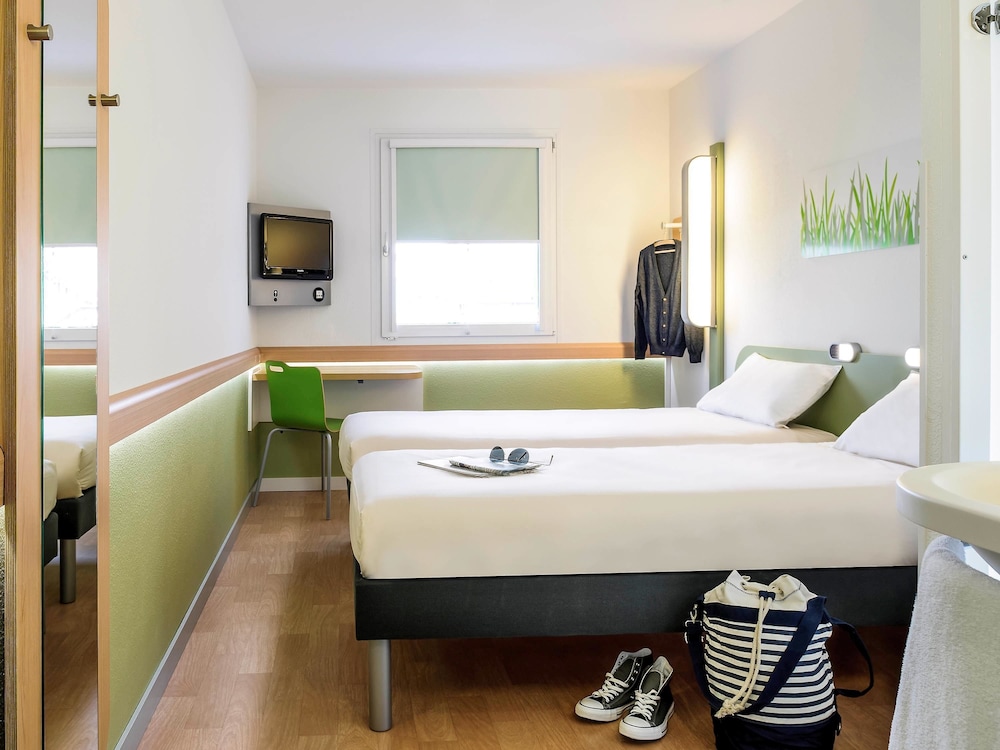 Habitación con 2 camas individuales del hotel Ibis Budget Cabourg Dives Sur Mer. Foto 3