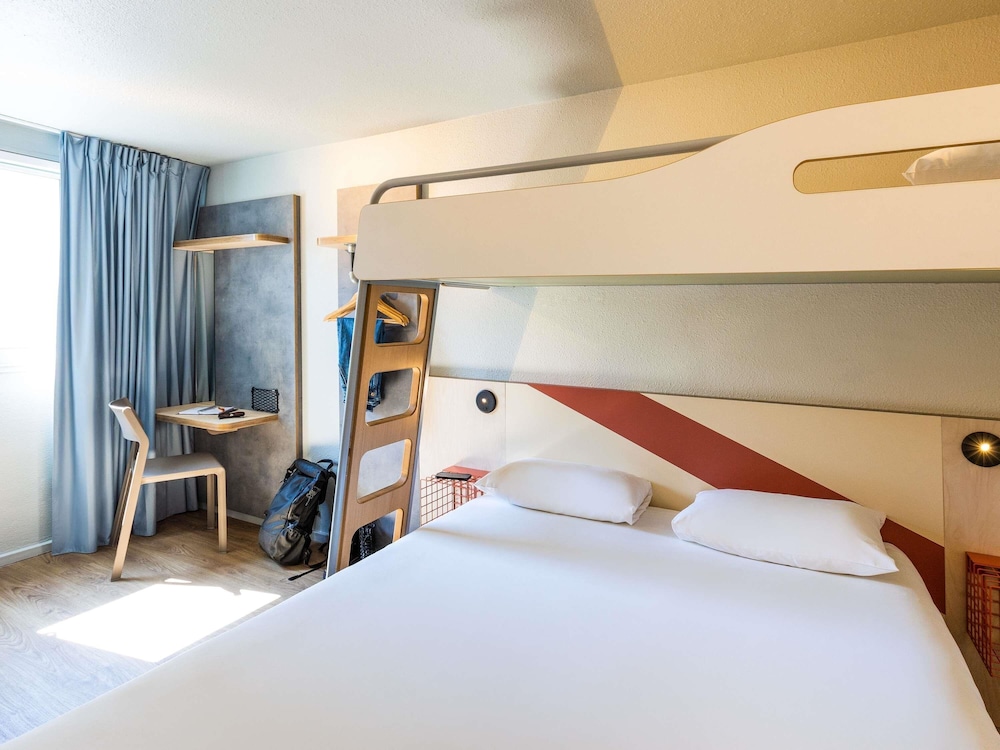 Habitación TRIPLE con una cama de gran tamaño y litera del hotel Ibis Budget Angoulême Centre