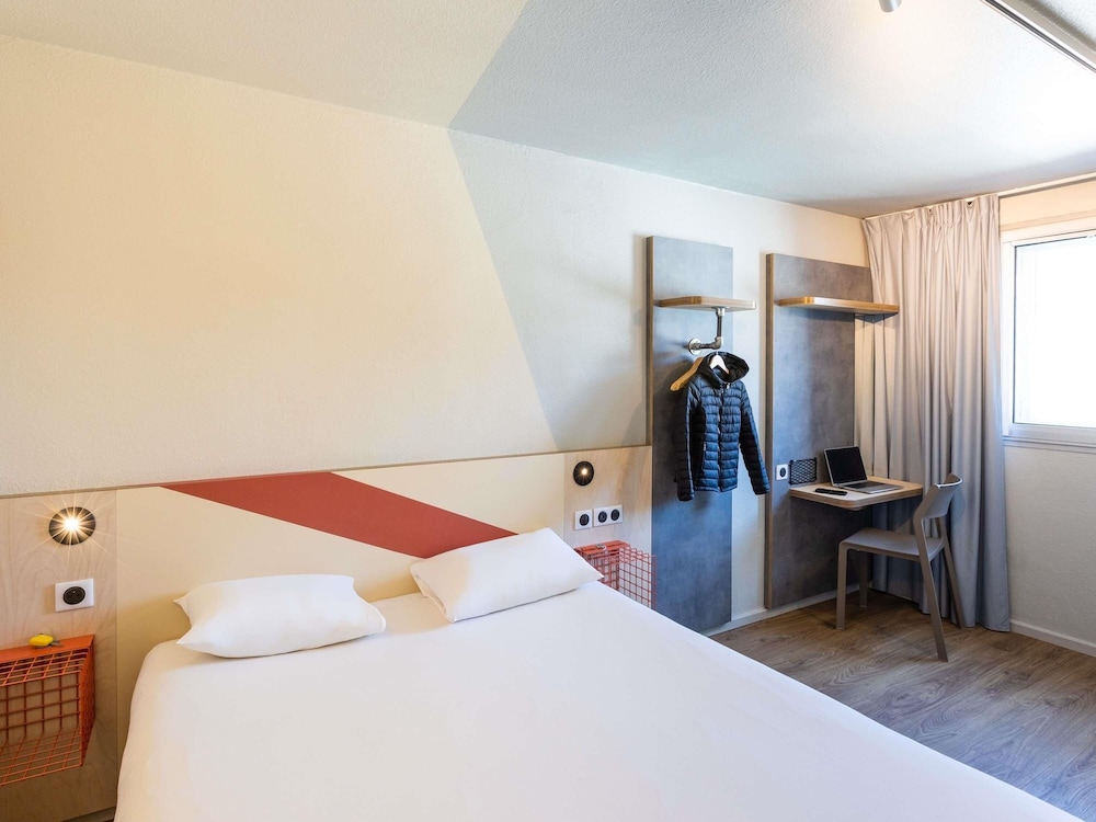 Habitación DOBLE con una cama de gran tamaño del hotel Ibis Budget Angoulême Centre