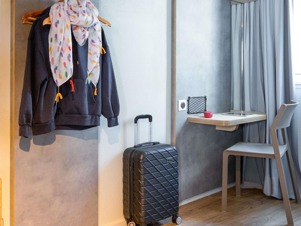 Habitación DOBLE con una cama de gran tamaño del hotel Ibis Budget Angoulême Centre. Foto 4