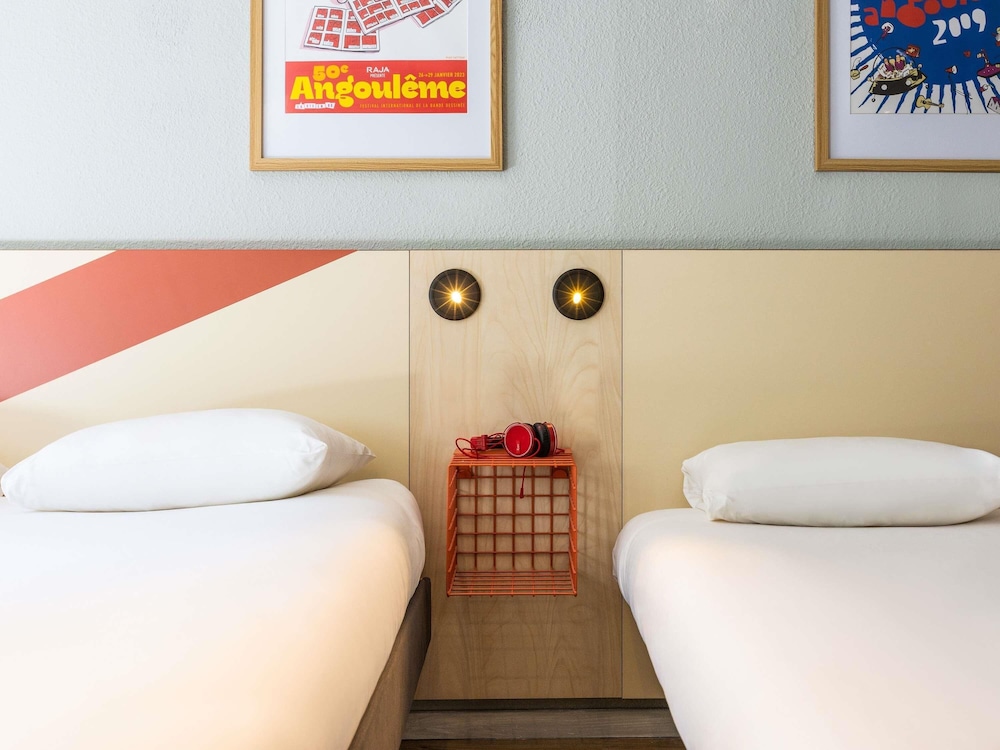 Habitación con dos camas individuales del hotel Ibis Budget Angoulême Centre. Foto 3