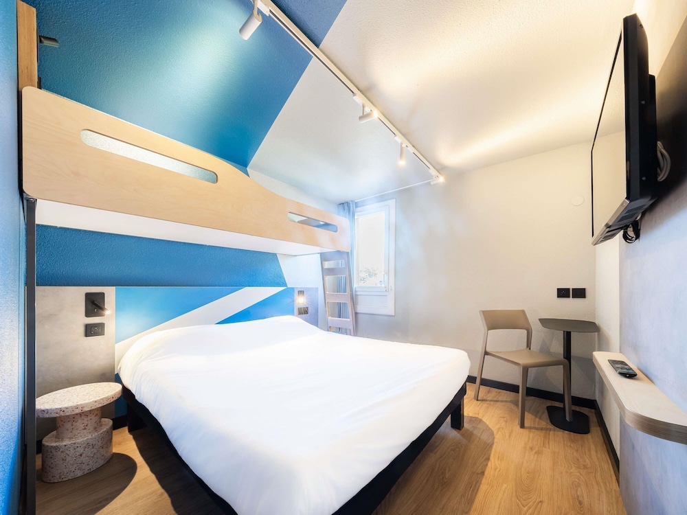 Habitación con cama grande y litera del hotel Ibis Budget Béziers Est Mediterranée