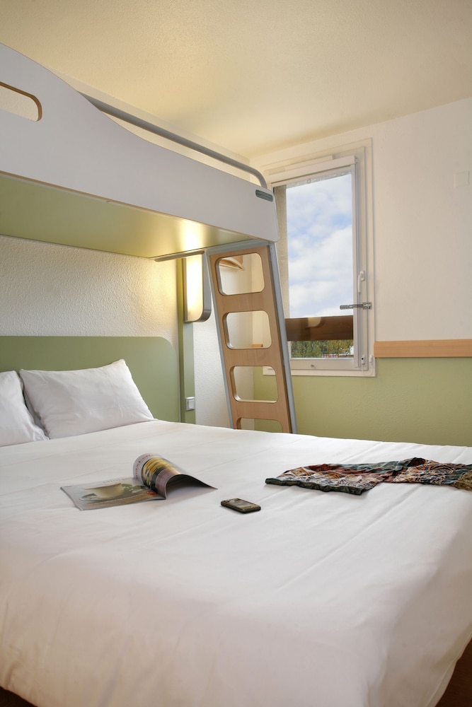 Habitación con cama grande del hotel Ibis Budget Béziers Est Mediterranée. Foto 1