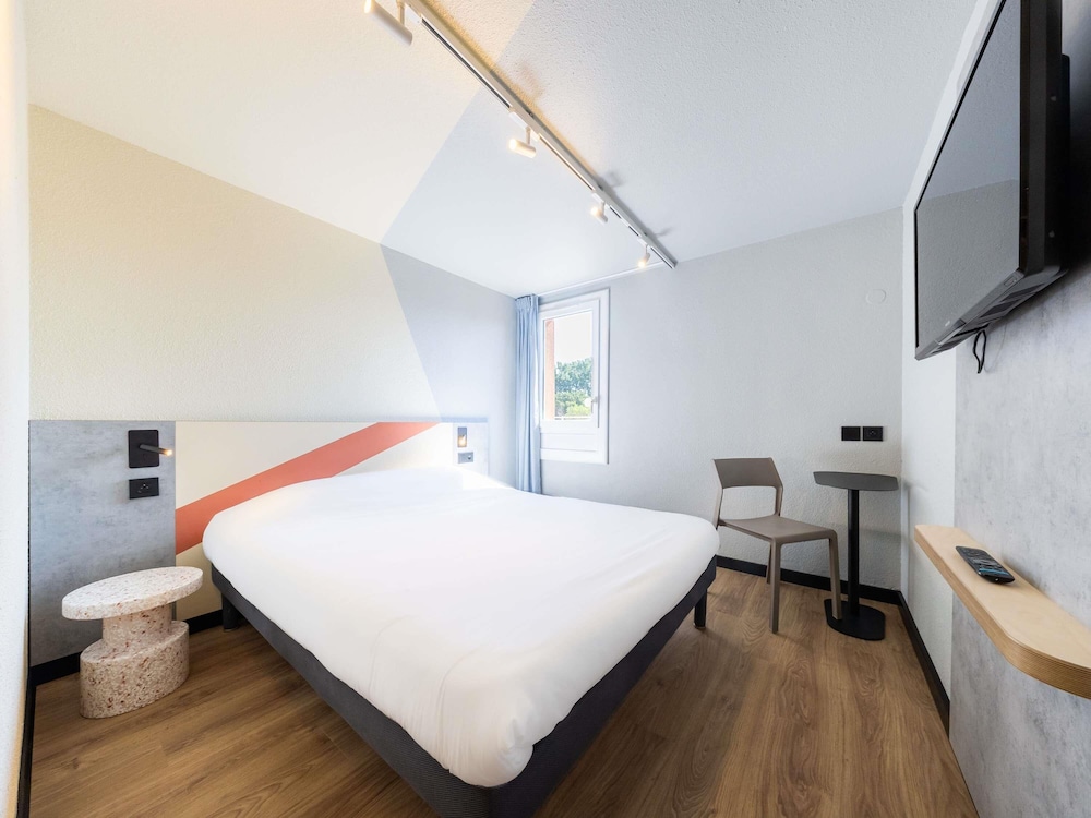 Habitación con cama grande del hotel Ibis Budget Béziers Est Mediterranée. Foto 5