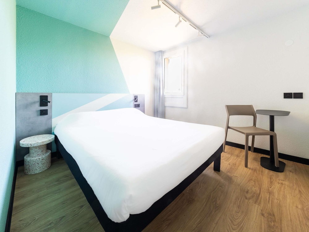 Habitación con cama grande del hotel Ibis Budget Béziers Est Mediterranée. Foto 6