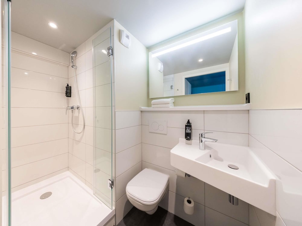 Habitación con cama grande y litera del hotel Ibis Budget Béziers Est Mediterranée. Foto 1