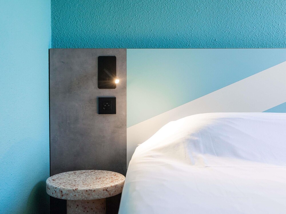 Habitación con 2 camas individuales del hotel Ibis Budget Béziers Est Mediterranée. Foto 3