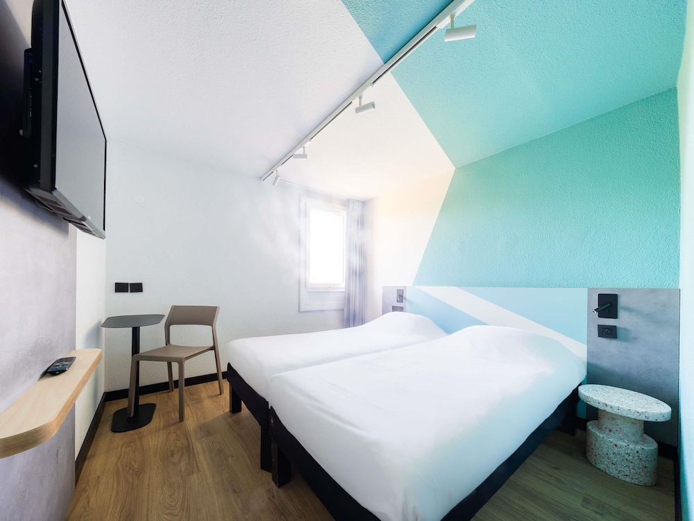Habitación con 2 camas individuales del hotel Ibis Budget Béziers Est Mediterranée. Foto 7
