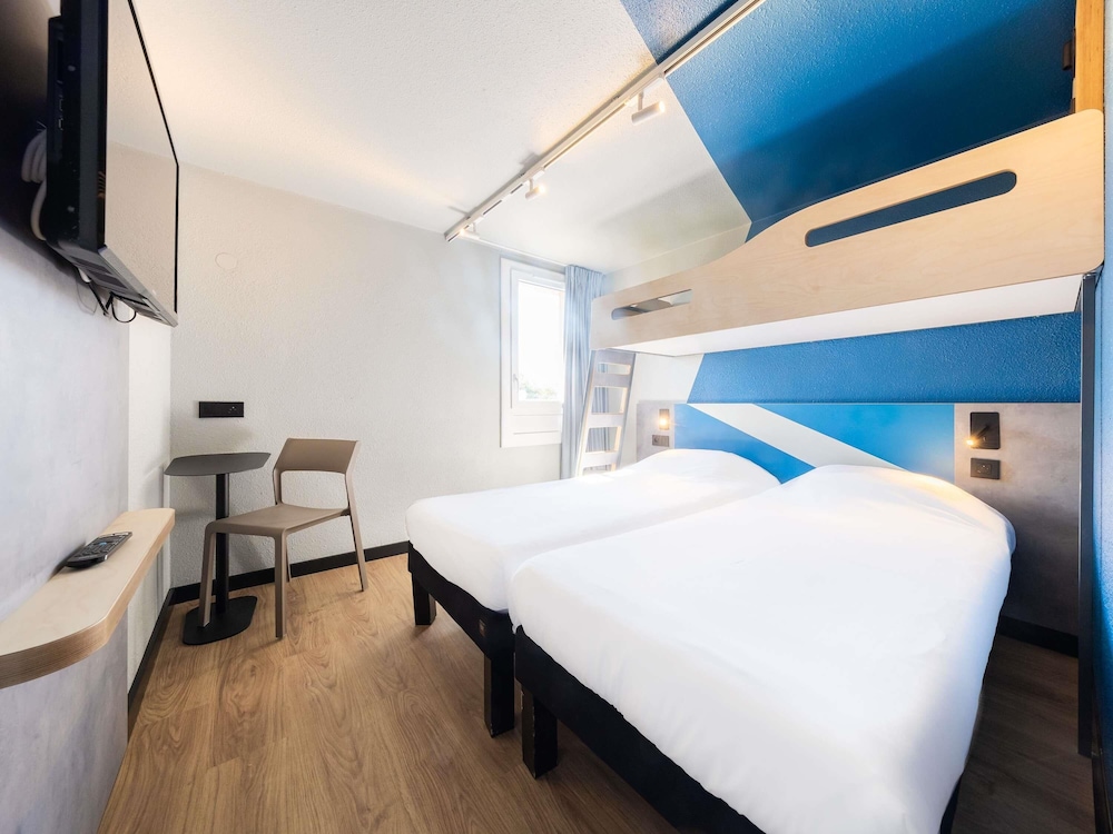 Habitación con 3 camas individuales del hotel Ibis Budget Béziers Est Mediterranée