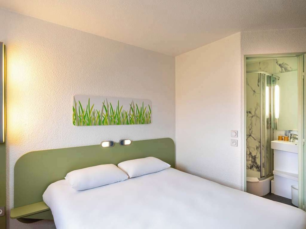Habitación con cama doble y 1 cama en mezzanine; capacidad para hasta 3 huéspedes del hotel Ibis Budget Saint Etienne Stadium. Foto 2