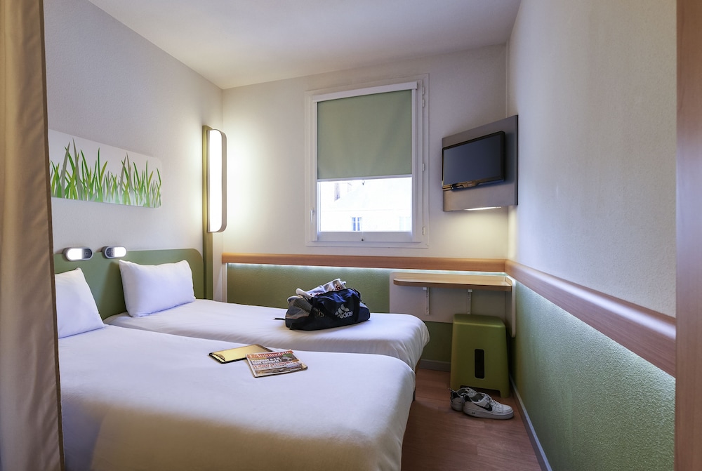 Habitación estándar con 2 camas individuales del hotel Ibis Budget Saint Etienne Stadium. Foto 1