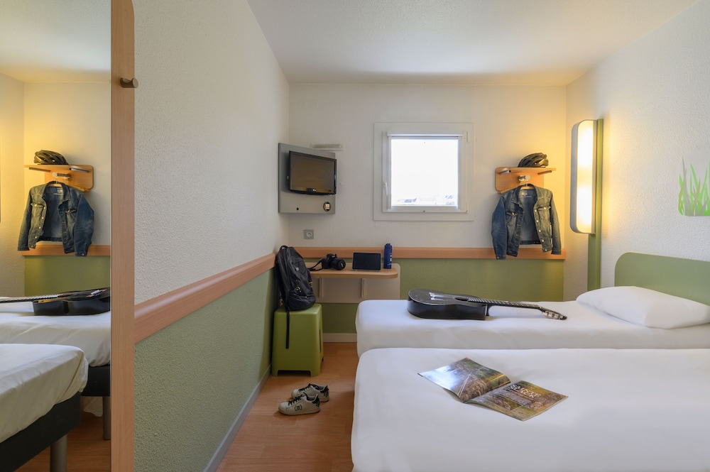 Habitación estándar con 2 camas individuales del hotel Ibis Budget Saint Etienne Stadium. Foto 2