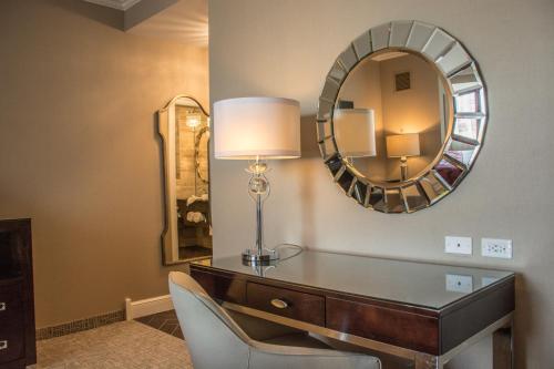 Estudio Deluxe con cama grande del hotel The Delavan Hotel And Spa. Foto 5