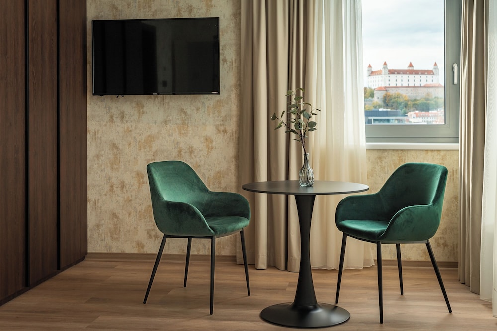 Habitación Deluxe con 1 cama doble o 2 individuales, vistas a la ciudad del hotel Tatra. Foto 1