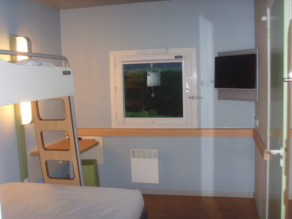 TRIPLE - Habitación con una cama grande y una litera del hotel Ibis Budget L'isle Adam. Foto 1