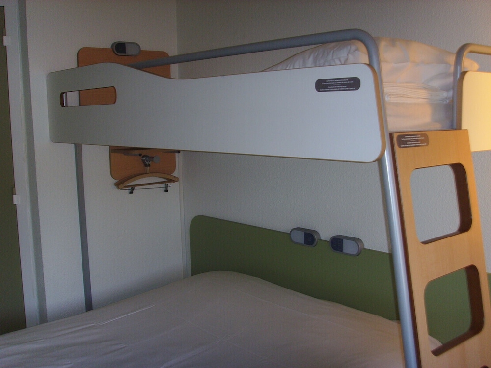 TRIPLE - Habitación con una cama grande y una litera del hotel Ibis Budget L'isle Adam. Foto 2