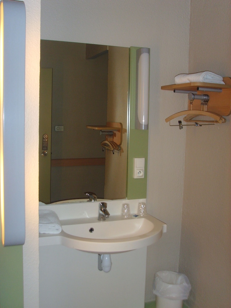 TRIPLE - Habitación con una cama grande y una litera del hotel Ibis Budget L'isle Adam. Foto 4