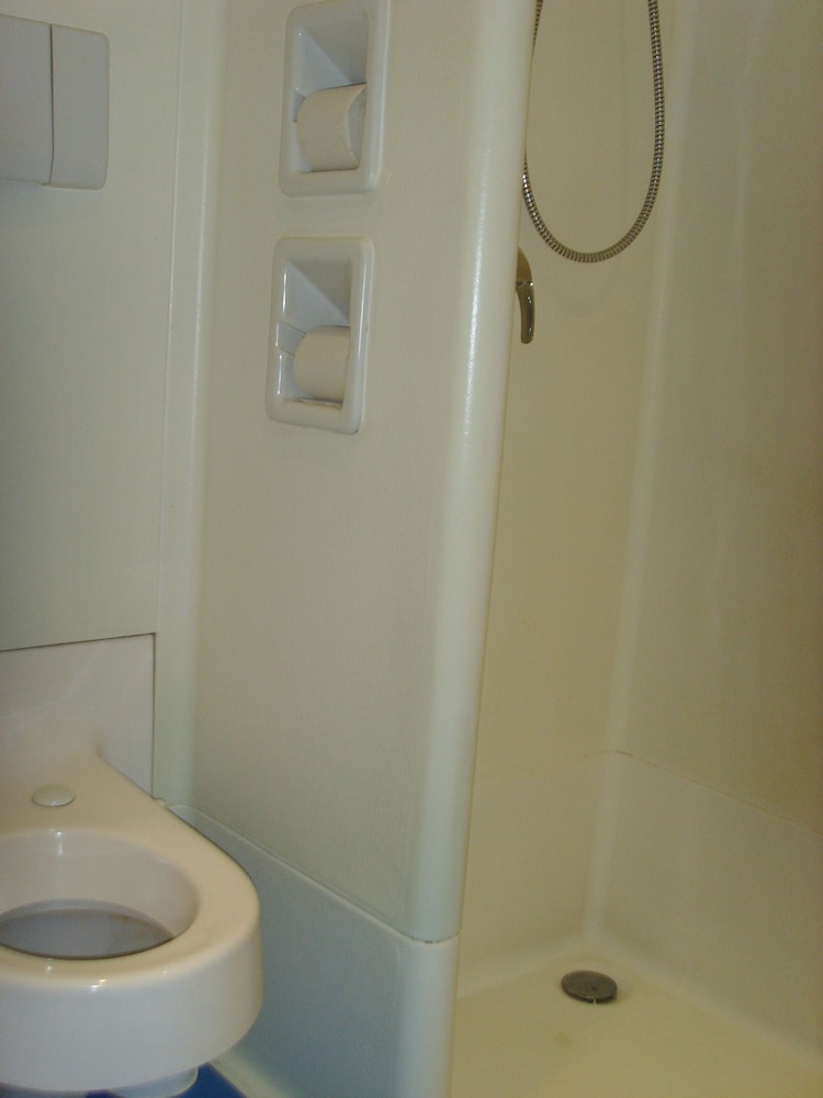 TRIPLE - Habitación con una cama grande y una litera del hotel Ibis Budget L'isle Adam. Foto 6