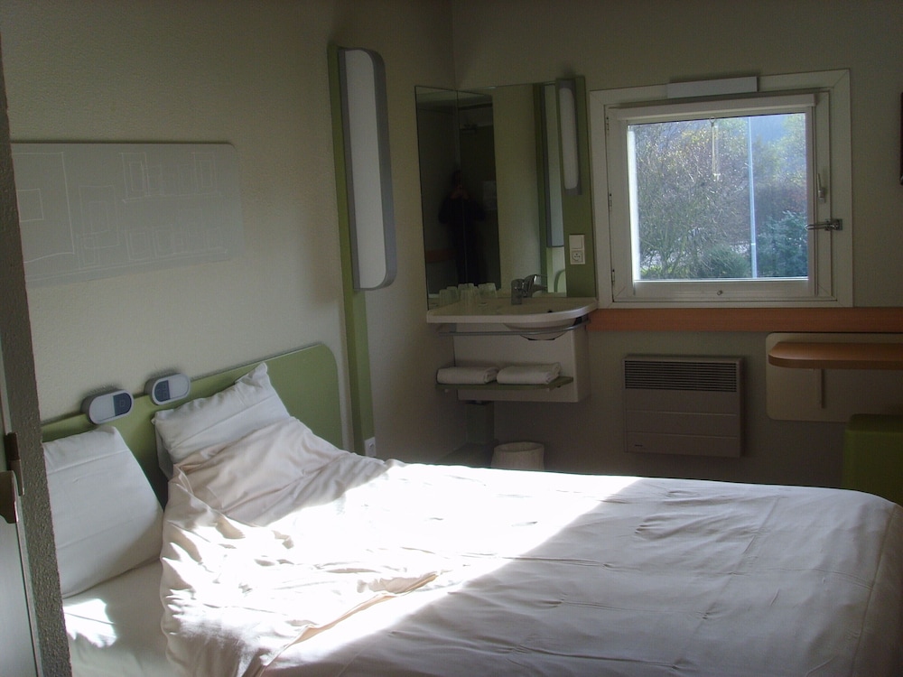 DOBLE - Habitación con una cama grande del hotel Ibis Budget L'isle Adam. Foto 1