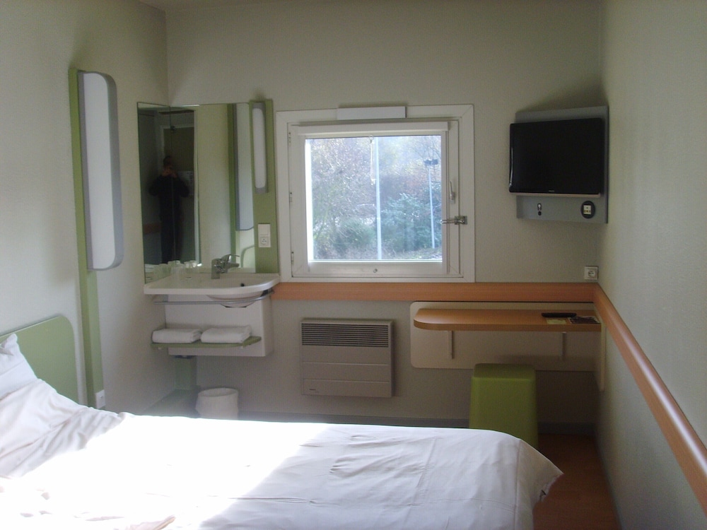 DOBLE - Habitación con una cama grande del hotel Ibis Budget L'isle Adam. Foto 2