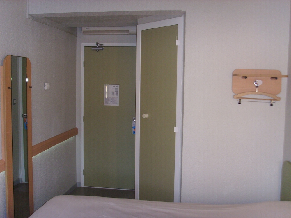 DOBLE - Habitación con una cama grande del hotel Ibis Budget L'isle Adam. Foto 3