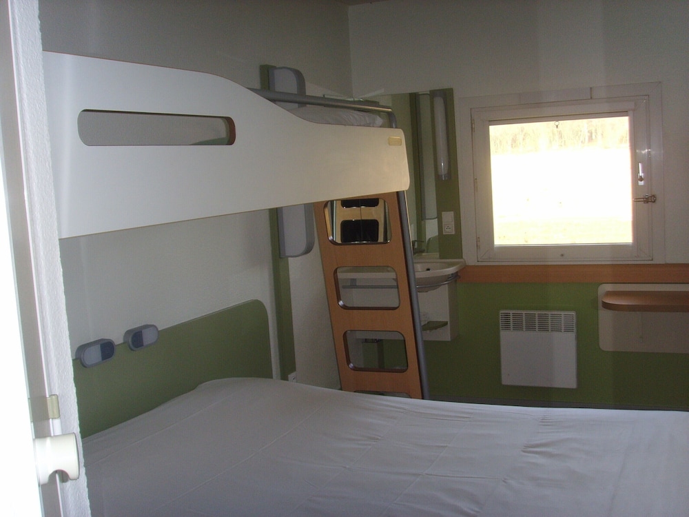 DOBLE - Habitación con una cama grande del hotel Ibis Budget L'isle Adam. Foto 4