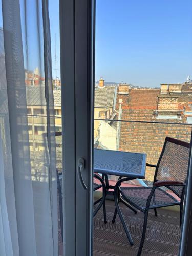 Habitación Estándar Plus con balcón y vistas del hotel Carlton Buda Castle. Foto 8