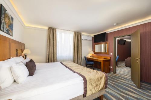 Habitación Deluxe con balcón del hotel Carlton Buda Castle. Foto 3