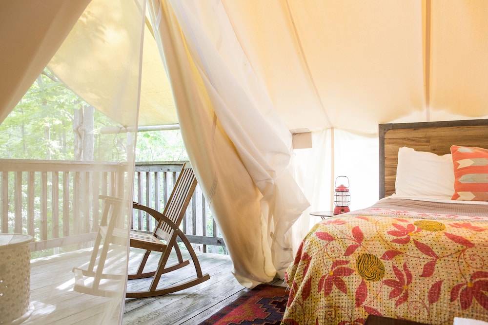 Tienda Premium, 1 cama de matrimonio grande del hotel Firelight Camps. Foto 3