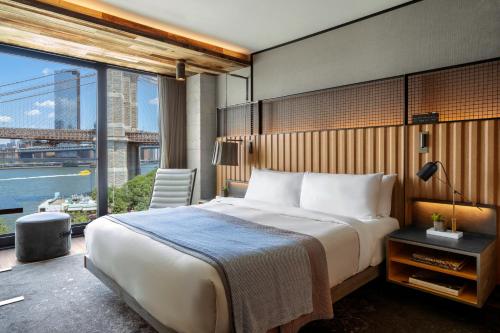 Habitación Superior con cama extragrande del hotel 1 Brooklyn Bridge. Foto 4