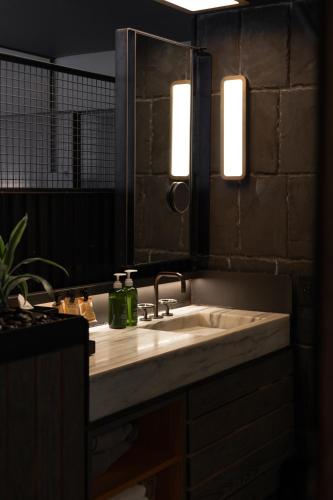 Habitación con cama extragrande. del hotel 1 Brooklyn Bridge. Foto 5