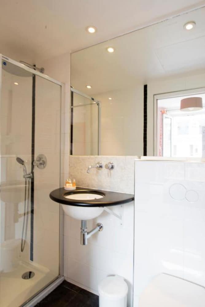 Habitación individual del hotel France Louvre. Foto 1