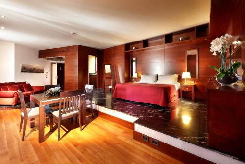 Suite con terraza del hotel Exe International Palace. Foto 3