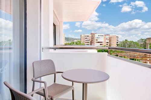 Habitación doble Balcón o Terraza Vista ciudad 3 camas individuales del hotel tent Torremolinos. Foto 3