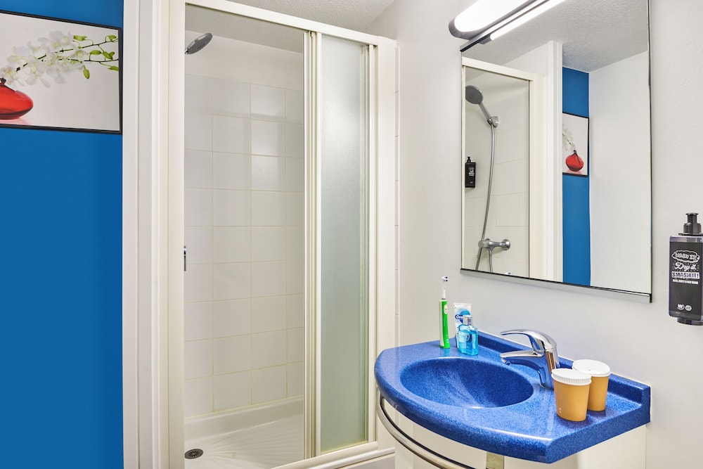 Habitación doble con cama de gran tamaño del hotel Ibis Budget Versailles Coignières. Foto 1