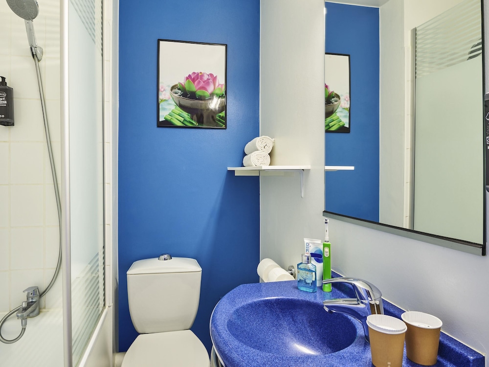 DOS CAMAS INDIVIDUALES. Habitación con dos camas individuales del hotel Ibis Budget Versailles Coignières. Foto 2