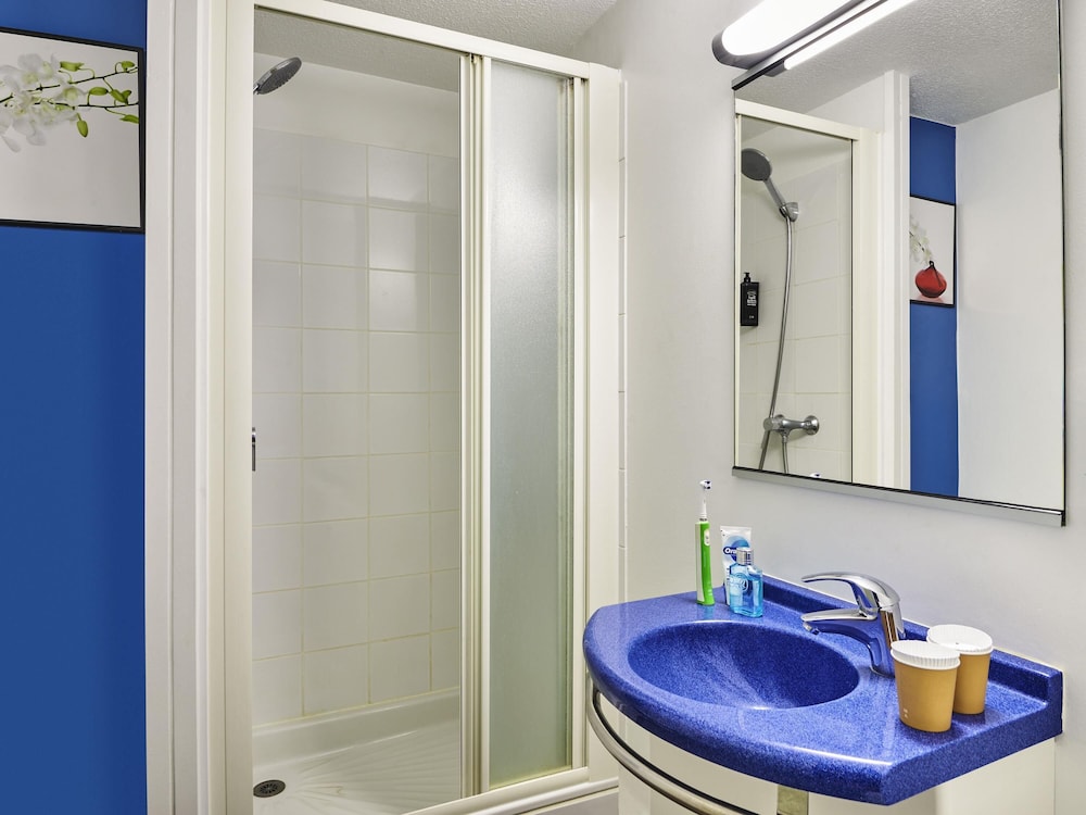 Habitación Triple con 3 camas individuales del hotel Ibis Budget Versailles Coignières. Foto 1