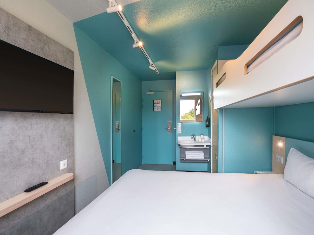 TRIPLE - Habitación con 1 cama doble y 1 litera del hotel Ibis Budget Rennes Chantepie. Foto 1