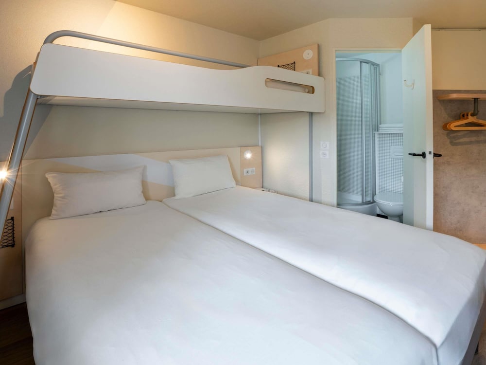 TWIN / TRIPLE - Habitación con 2 camas individuales y 1 litera del hotel Ibis Budget Rennes Chantepie