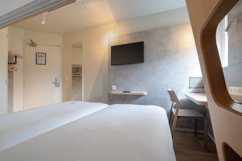 TWIN / TRIPLE - Habitación con 2 camas individuales y 1 litera del hotel Ibis Budget Rennes Chantepie. Foto 1