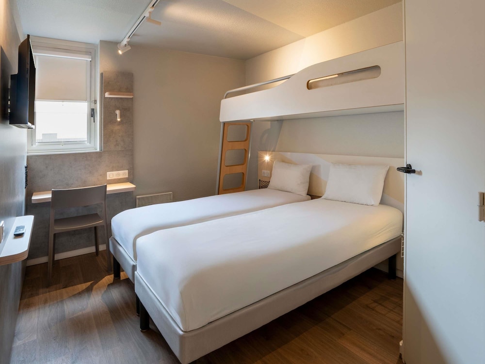TWIN / TRIPLE - Habitación con 2 camas individuales y 1 litera del hotel Ibis Budget Rennes Chantepie. Foto 2
